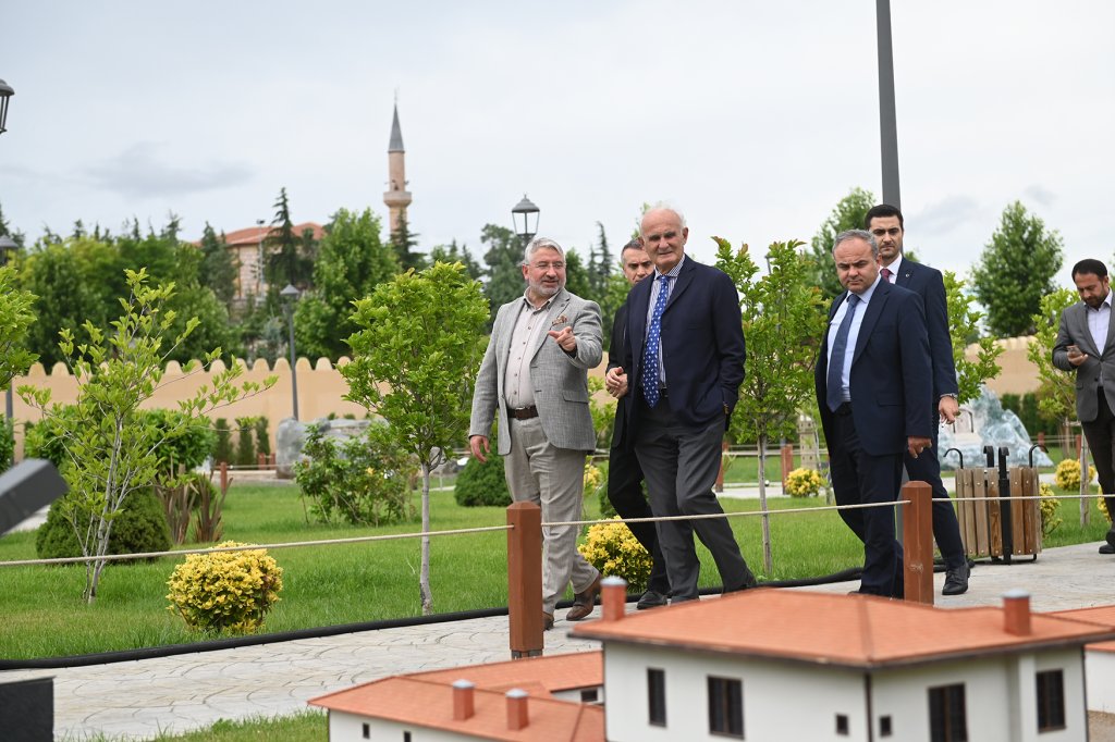 Yusuf Ziya Yılmaz'dan Başkan Aşgın'a övgü
