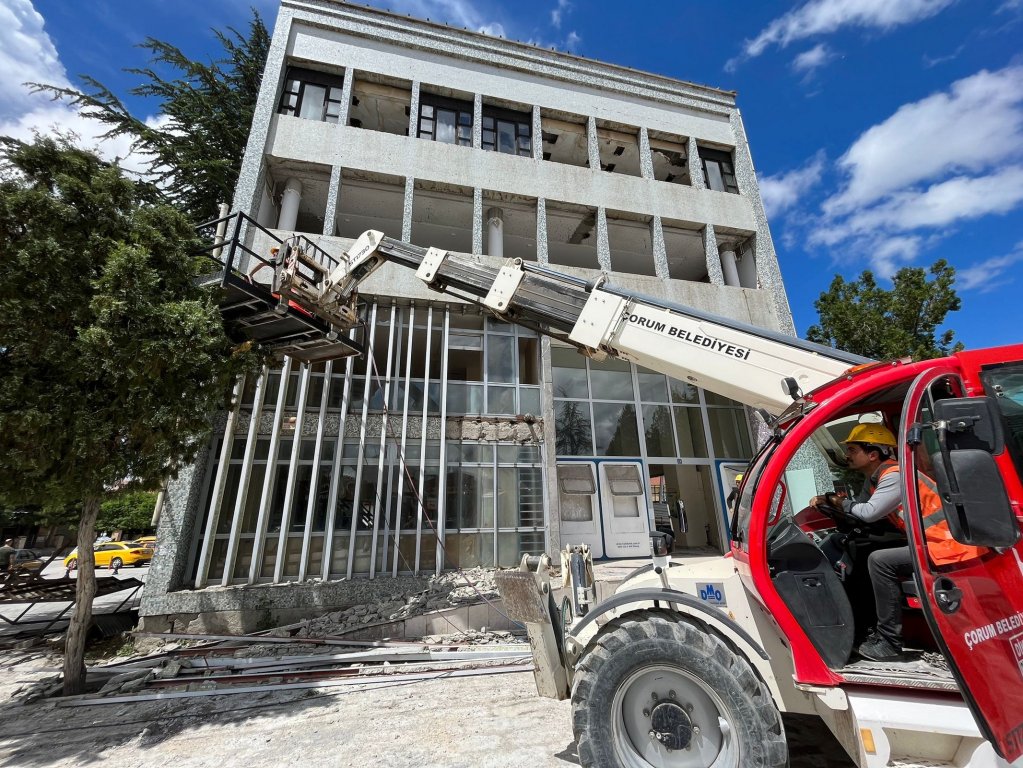 Halk Bankası’nda yıkım için düğmeye basıldı