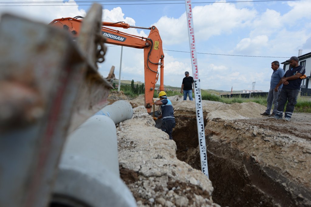 Belediye Buharaevler 53. Sokak'ta kanalizasyon döşüyor