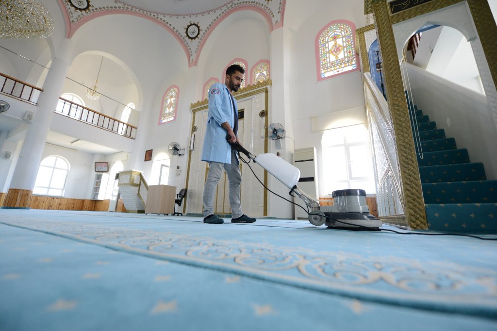 Camilerde bayram temizliği 