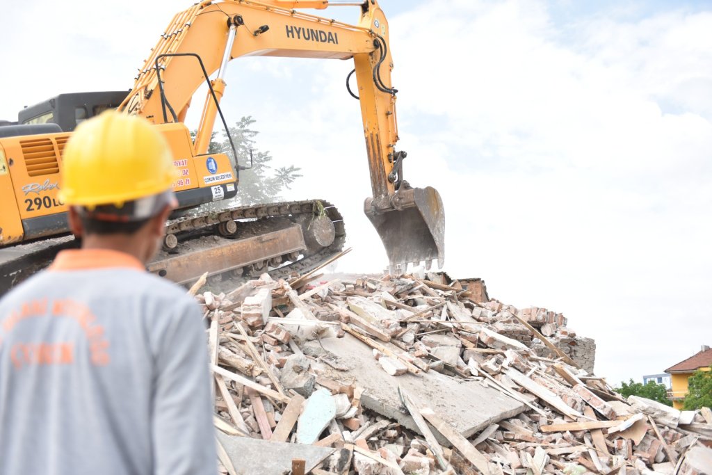 Belediye Azerbaycan Caddesinde yıkım yaptı
