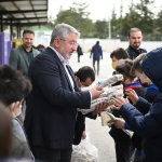 Aşgın’dan çocuklara sürpriz ziyaret