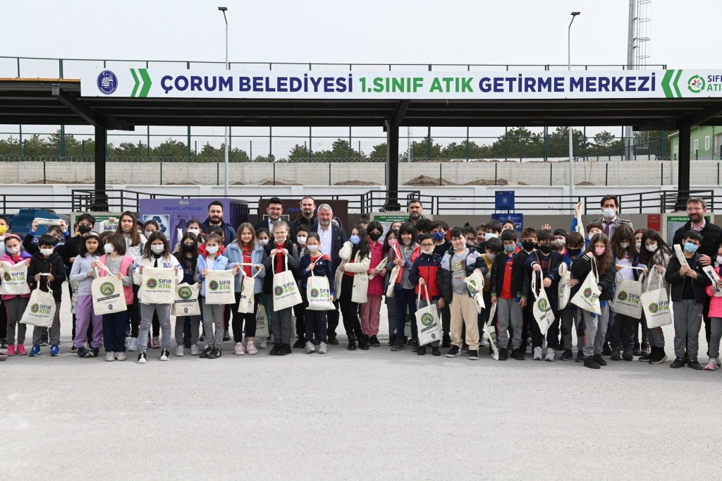 Aşgın’dan çocuklara sürpriz ziyaret