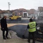 Asfalt serim çalışmalarını beraber incelediler