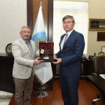 Kazakistan Büyük Elçisi belediyeyi ziyaret etti