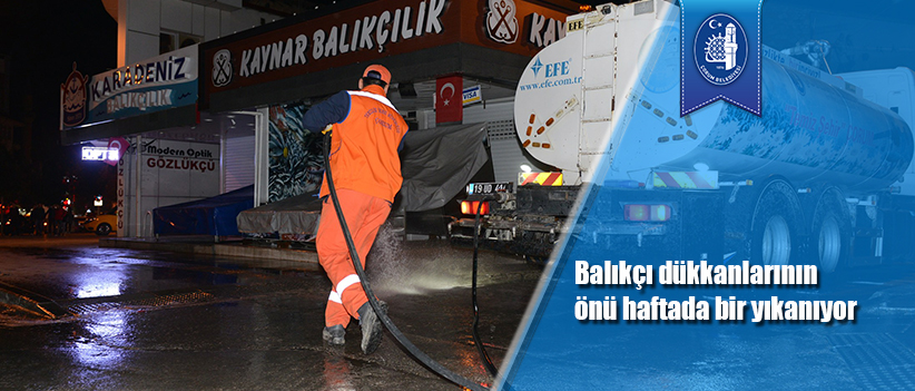 Balıkçı dükkanlarının önü haftada bir yıkanıyor