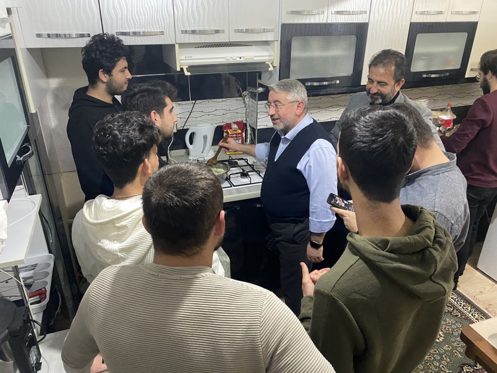 Başkan Aşgın, öğrencilere menemen yaptı