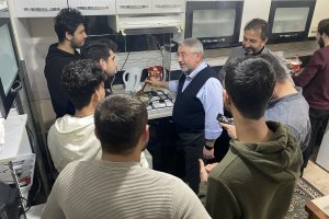 Başkan Aşgın, öğrencilere menemen yaptı