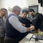 Başkan Aşgın, öğrencilere menemen yaptı