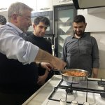 Başkan Aşgın, öğrencilere menemen yaptı