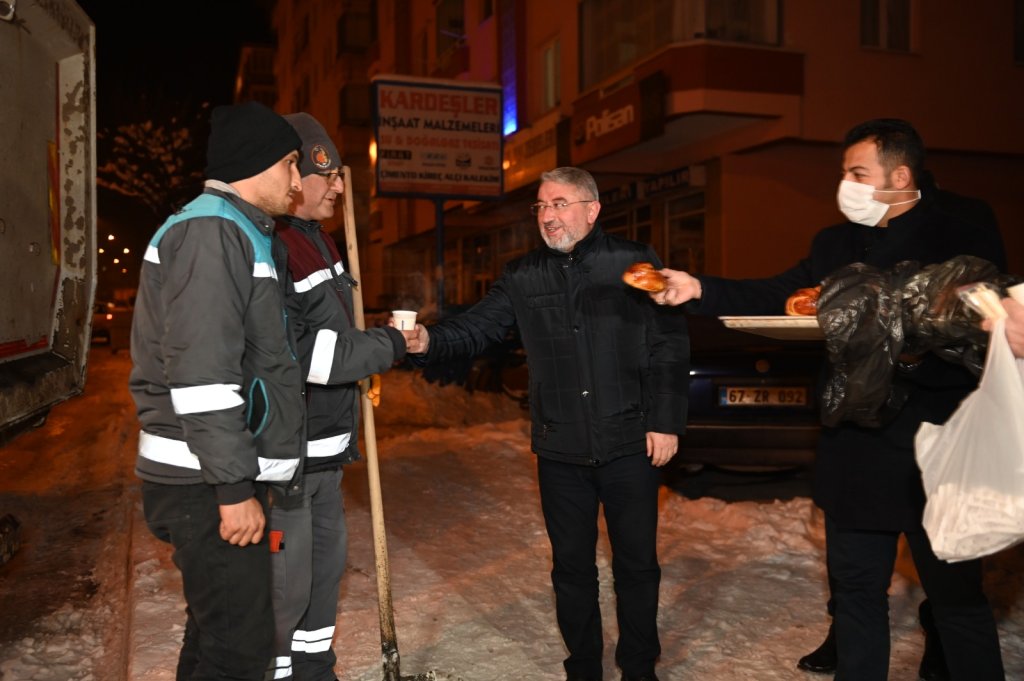 İşçiler, Başkan Aşgın’ın İkram Ettiği Çay İle Moral Depoladı