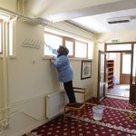 Belediyemiz, bayram öncesi tüm camileri gül suyu ile temizliyor