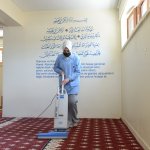 Belediyemiz, bayram öncesi tüm camileri gül suyu ile temizliyor