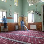 Belediyemiz, bayram öncesi tüm camileri gül suyu ile temizliyor