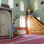 Belediyemiz, bayram öncesi tüm camileri gül suyu ile temizliyor