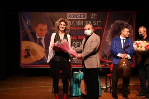 Bir saz bir solist kulakların pasını sildi