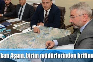 Başkan Aşgın, birim müdürlerinden brifing alıyor