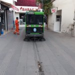Her sabah caddeyi süpürüyorlar