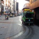 Her sabah caddeyi süpürüyorlar