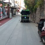 Her sabah caddeyi süpürüyorlar