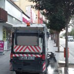Her sabah caddeyi süpürüyorlar