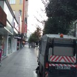 Her sabah caddeyi süpürüyorlar