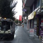 Her sabah caddeyi süpürüyorlar