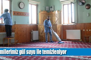 Belediyemiz, bayram öncesi tüm camileri gül suyu ile temizliyor