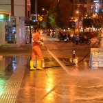 Dezenfekte ekipleri gece-gündüz sahada