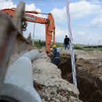 Belediye Buharaevler 53. Sokak'ta kanalizasyon döşüyor