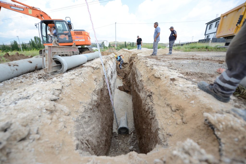 Belediye Buharaevler 53. Sokak'ta kanalizasyon döşüyor