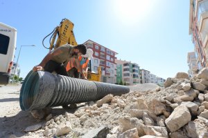 Selçuk Caddesinde yağmursuyu hattı yenileniyor