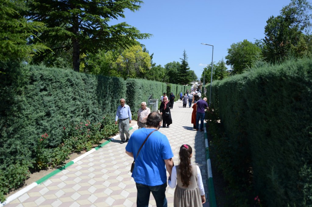 Kabir ziyaretleri nezih ortamda yapılıyor