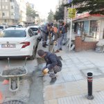 Belediye kaldırımlarda onarım çalışması yapıyor