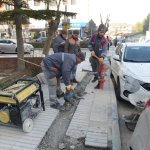 Belediye kaldırımlarda onarım çalışması yapıyor