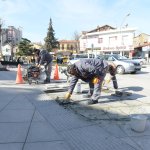 Belediye kaldırımlarda onarım çalışması yapıyor