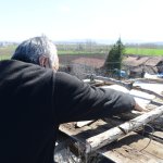 Belediyemiz araç gönderdi, leyleğin yuvasını tamir etti