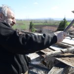 Belediyemiz araç gönderdi, leyleğin yuvasını tamir etti