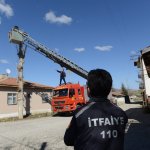 Belediyemiz araç gönderdi, leyleğin yuvasını tamir etti