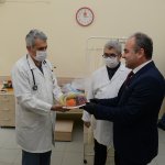 Başkan Aşgın’dan sağlık çalışanlarına meyve jesti