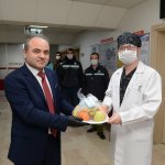 Başkan Aşgın’dan sağlık çalışanlarına meyve jesti
