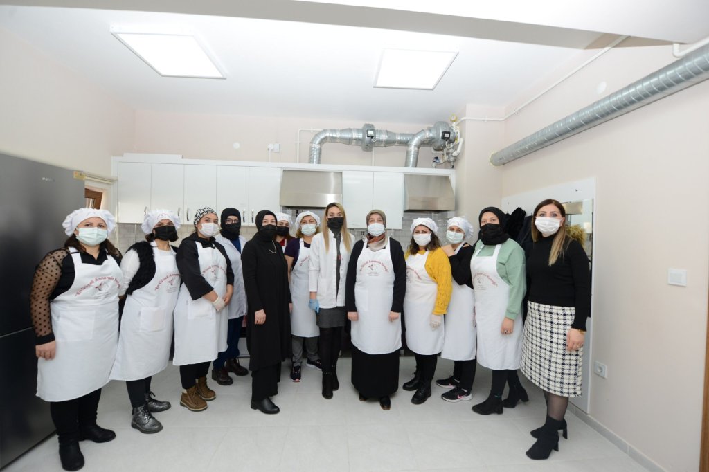 Feyza Aşgın’dan mutfak atölyesine sürpriz ziyaret