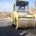 Başkan Aşgın, asfaltı inceledi