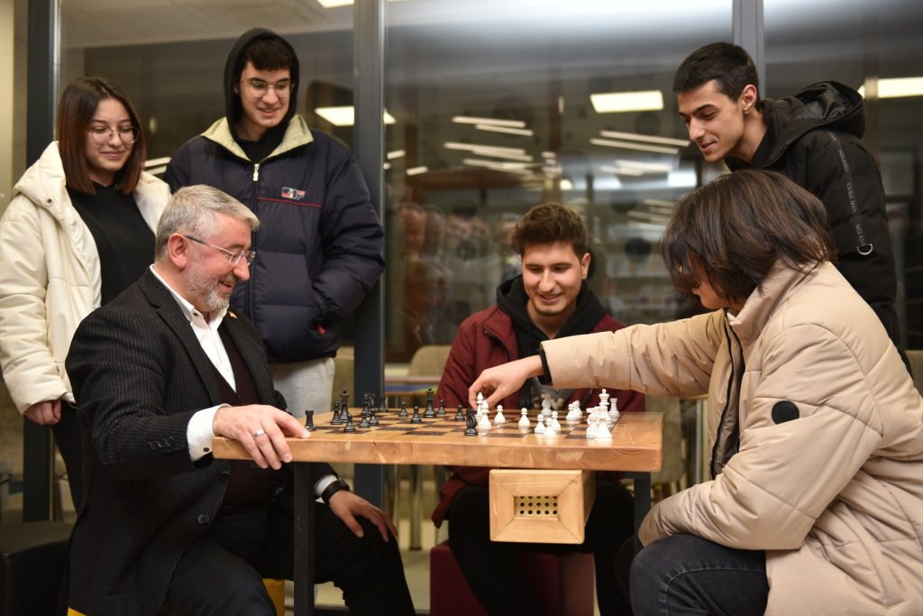 7 gün 24 saat açık kütüphane hizmete girdi