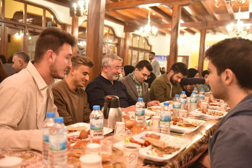 ÜNİAK’lı gençlerle sahur