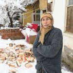 Odunu biten yaşlı kadının imdadına zabıta yetişti