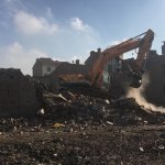 Belediyemiz, devanede kamulaştırdığı binaları yıkıyor