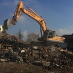 Belediyemiz, devanede kamulaştırdığı binaları yıkıyor