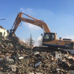 Belediyemiz, devanede kamulaştırdığı binaları yıkıyor