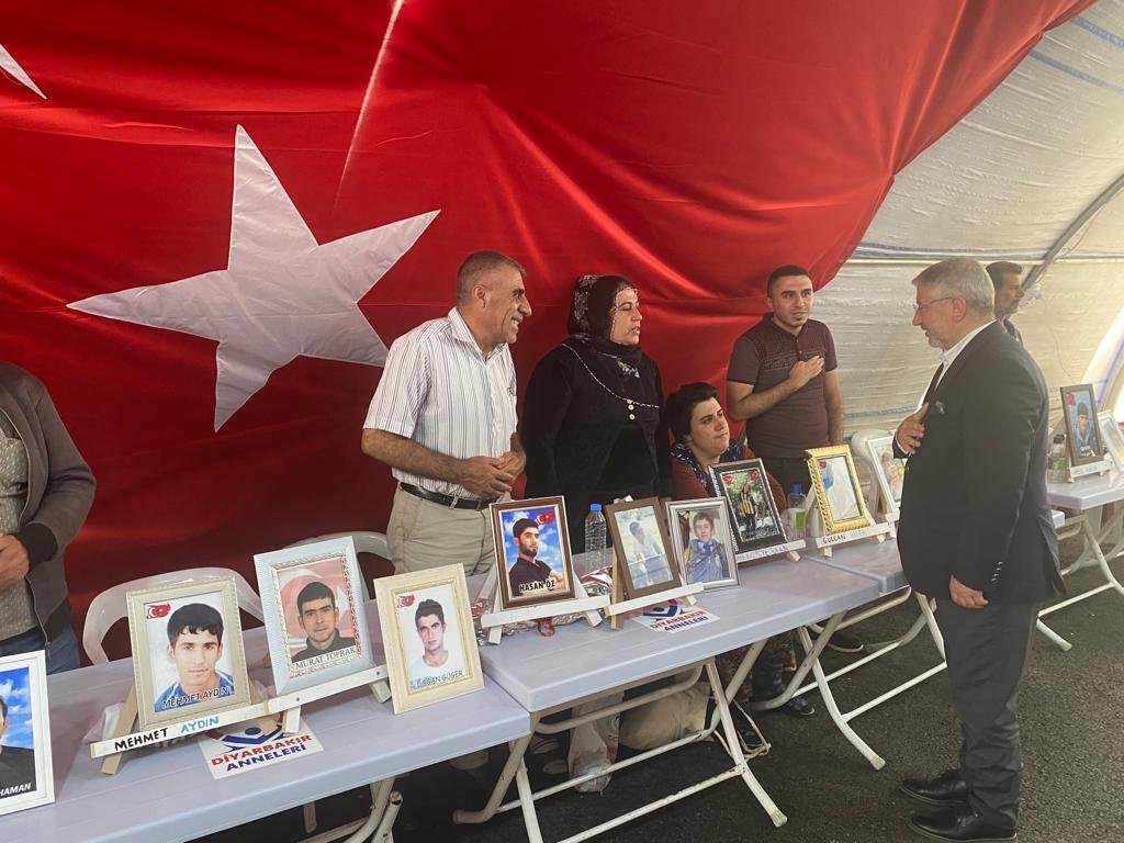 Başkan Aşgın ve Rektör Öztürk, Diyarbakır anneleriyle nöbet tuttu